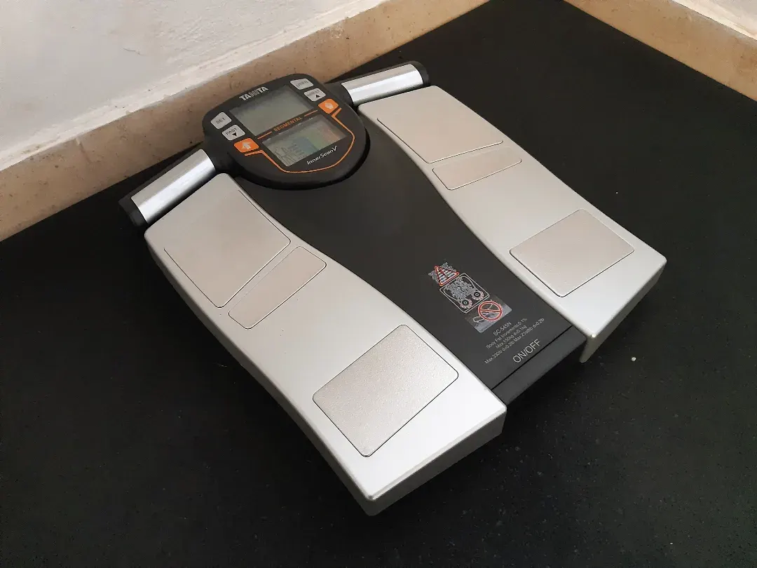 Balança de bioimpedância usada na avaliação de composição corporal