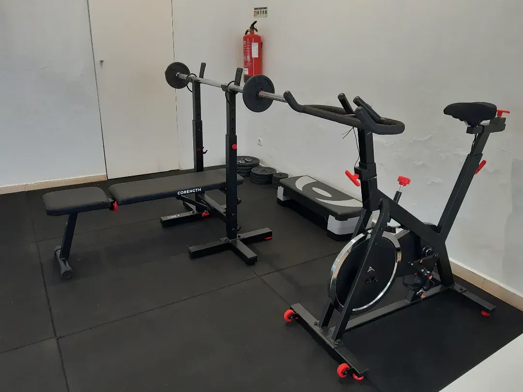 Bicicleta, banco e rack com barra